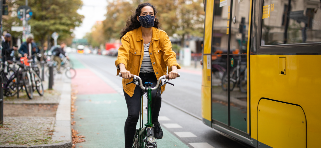 Sárga kabátos kerékpáros lány