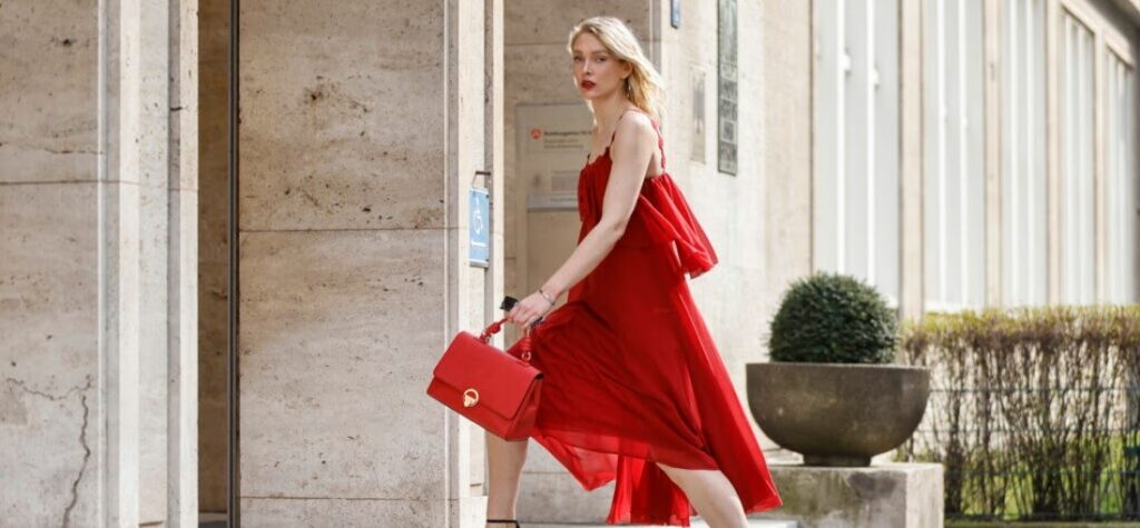 Egy modell piros táskával és piros ruhában