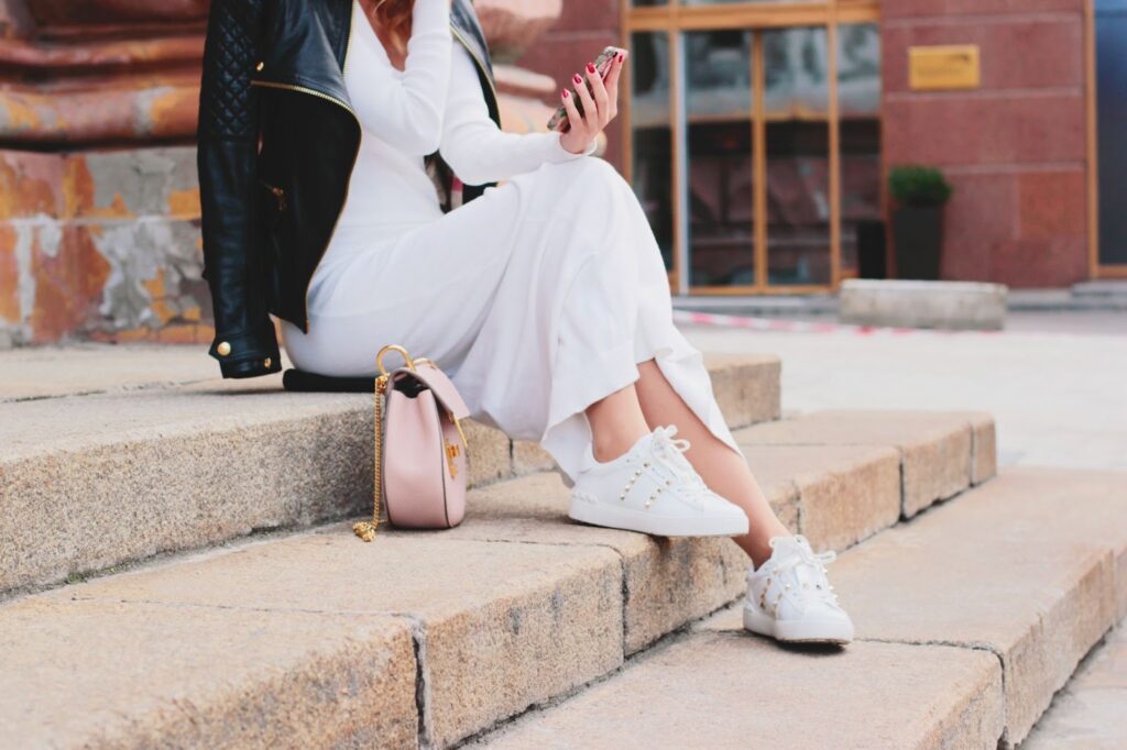 A tökéletes cipő fehér ruha mellé: hogyan találd meg az igazit?