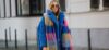 Sonia Lyson egy nagy, színes pokróc sállal
