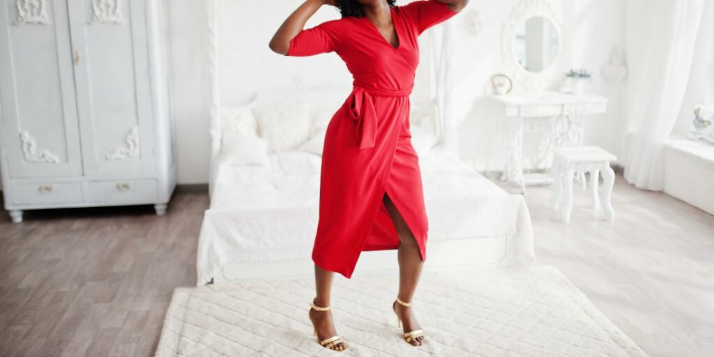 Milyen cipő illik a piros ruhához? –segítünk, hogy összeállíthasd a tökéletes szetted