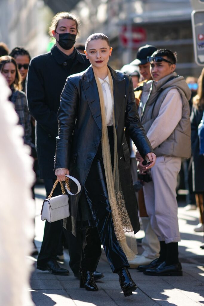 Chloe Grace Moretz fényes hosszú kabátban és bőrnadrágban