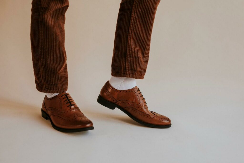 Sötétbarna nadrág – milyen cipővel lesz igazán stílusos?