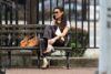 Bella Hadid egy rövidnadrágban, napszemüvegben, fehér, hosszú zokniban és fekete mokaszinban