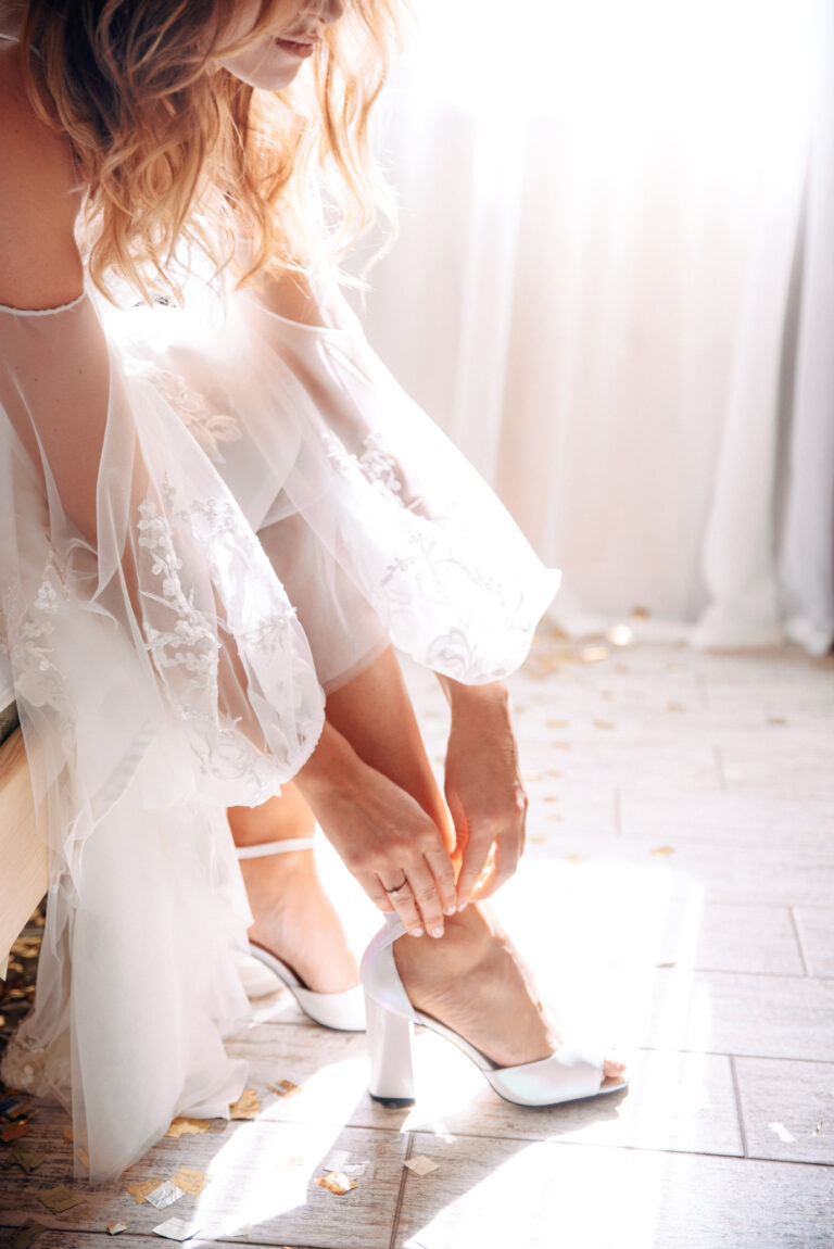 A menyasszony felveszi az esküvői cipőjét