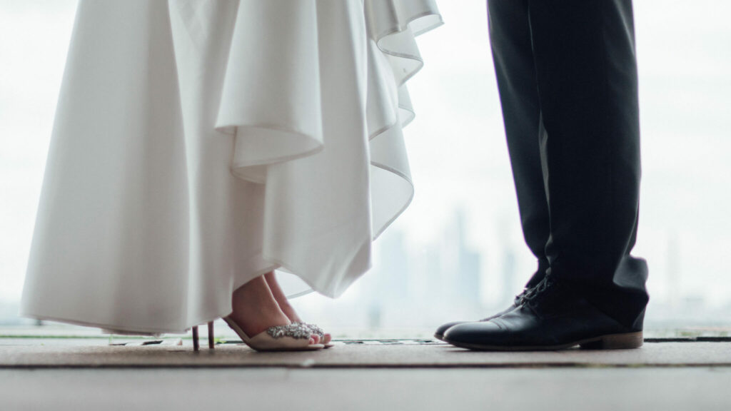 A menyasszony és a völegény lába látható a képen