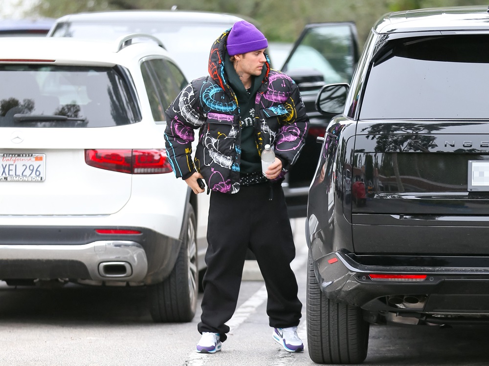 Justin Bieber egy lila téli sapkában
