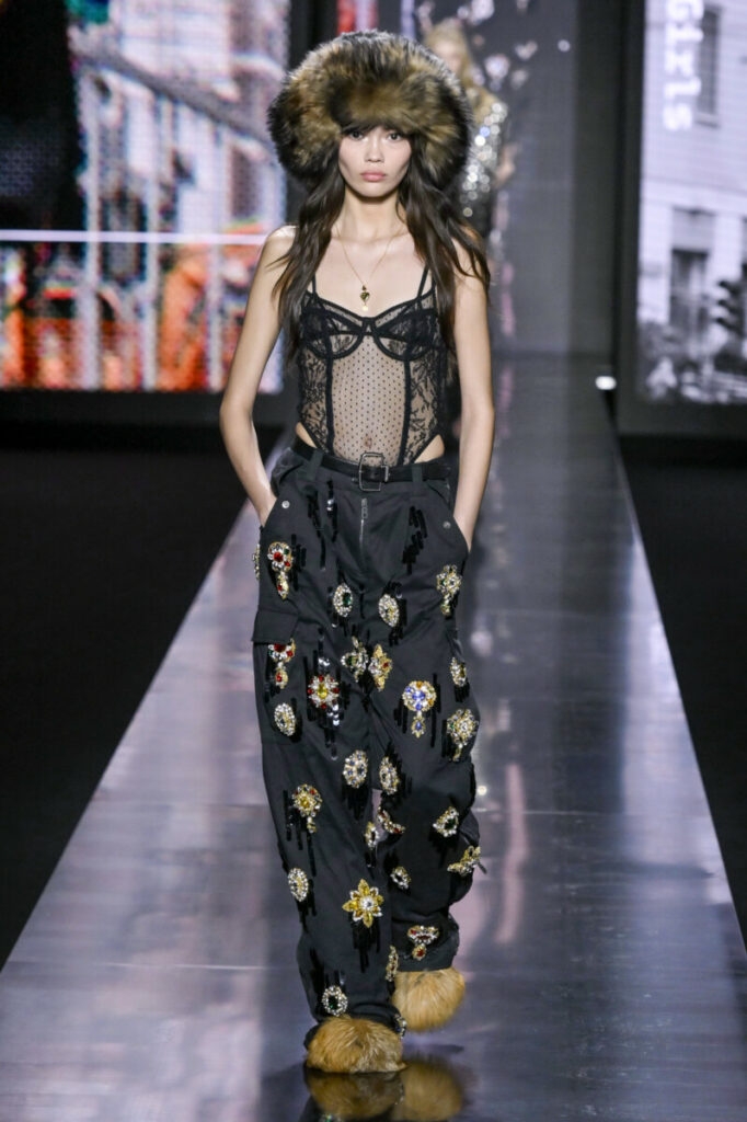 szőrmebéléses csizma a Dolce & Gabbana kifutóján