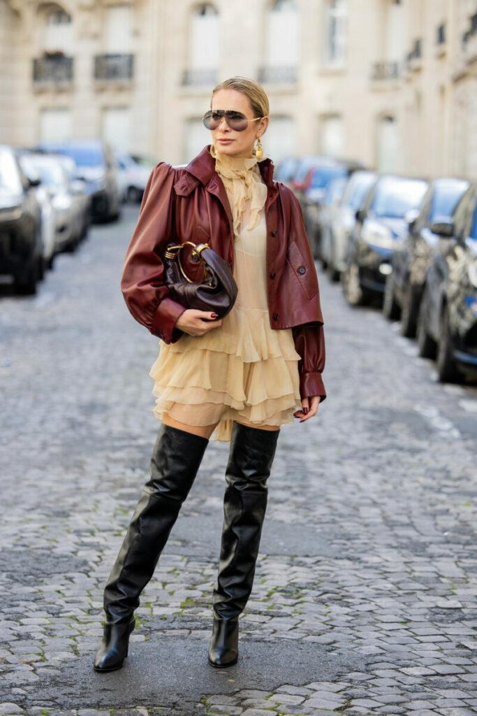 térdig érő csizma ruhákhoz