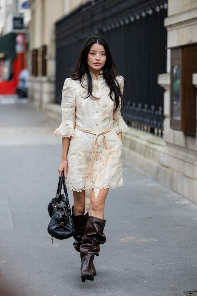 gyűrött felsőrésszel ellátott csizma nyári ruhákhoz